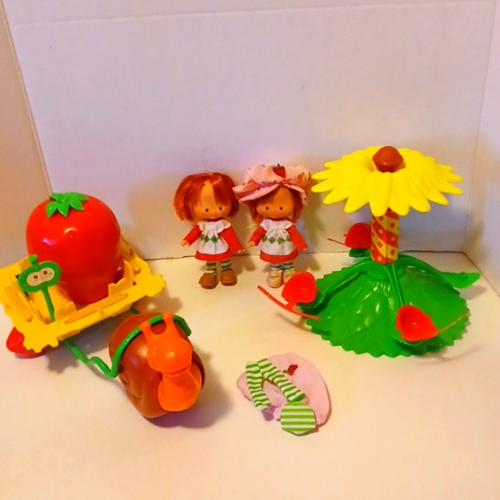 USED VINTAGE 1970'S STRAWBERRY SHORTCAKE DOLLS, SNAIL 🐌 CART AND CAROUSEL